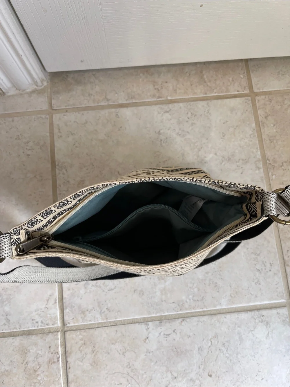 Dakine Black and Cream Patterned Crossbody Bag